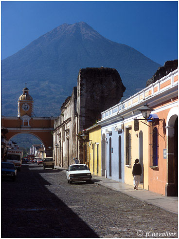 LE VOLCAN FUEGO (3.800 m) VU DEPUIS ANTIGUA