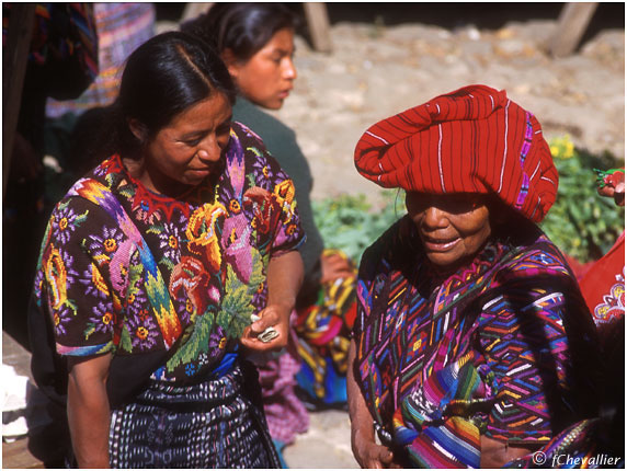 Femmes en costume traditionnel - Guatemala
